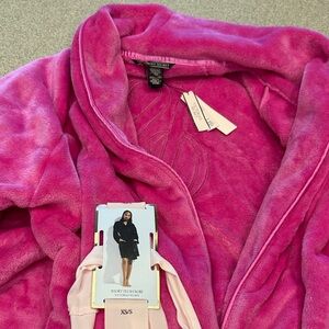 NWT Victoria's Secret Fuchsia Plush Robe